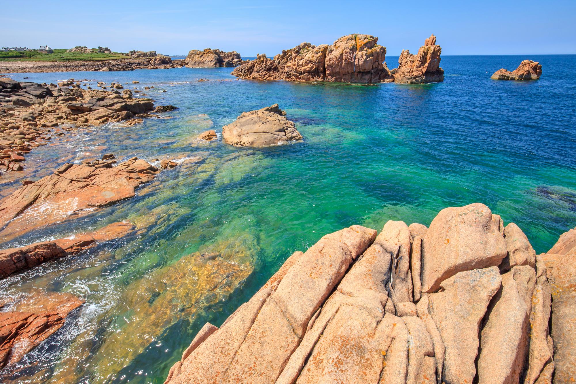 Côte rocheuse et eau turquoise, Bretagne