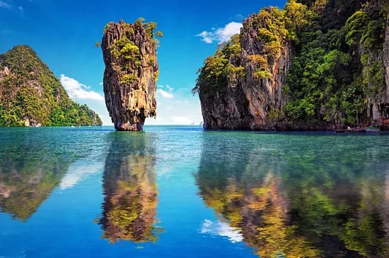 Île rocheuse émergeant d'une eau turquoise